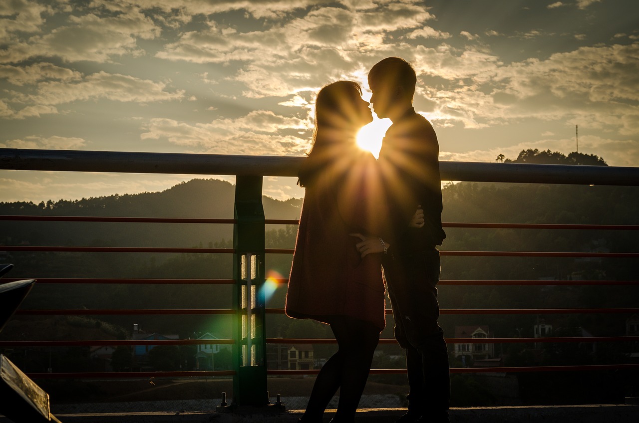 couple hugging in the sunset